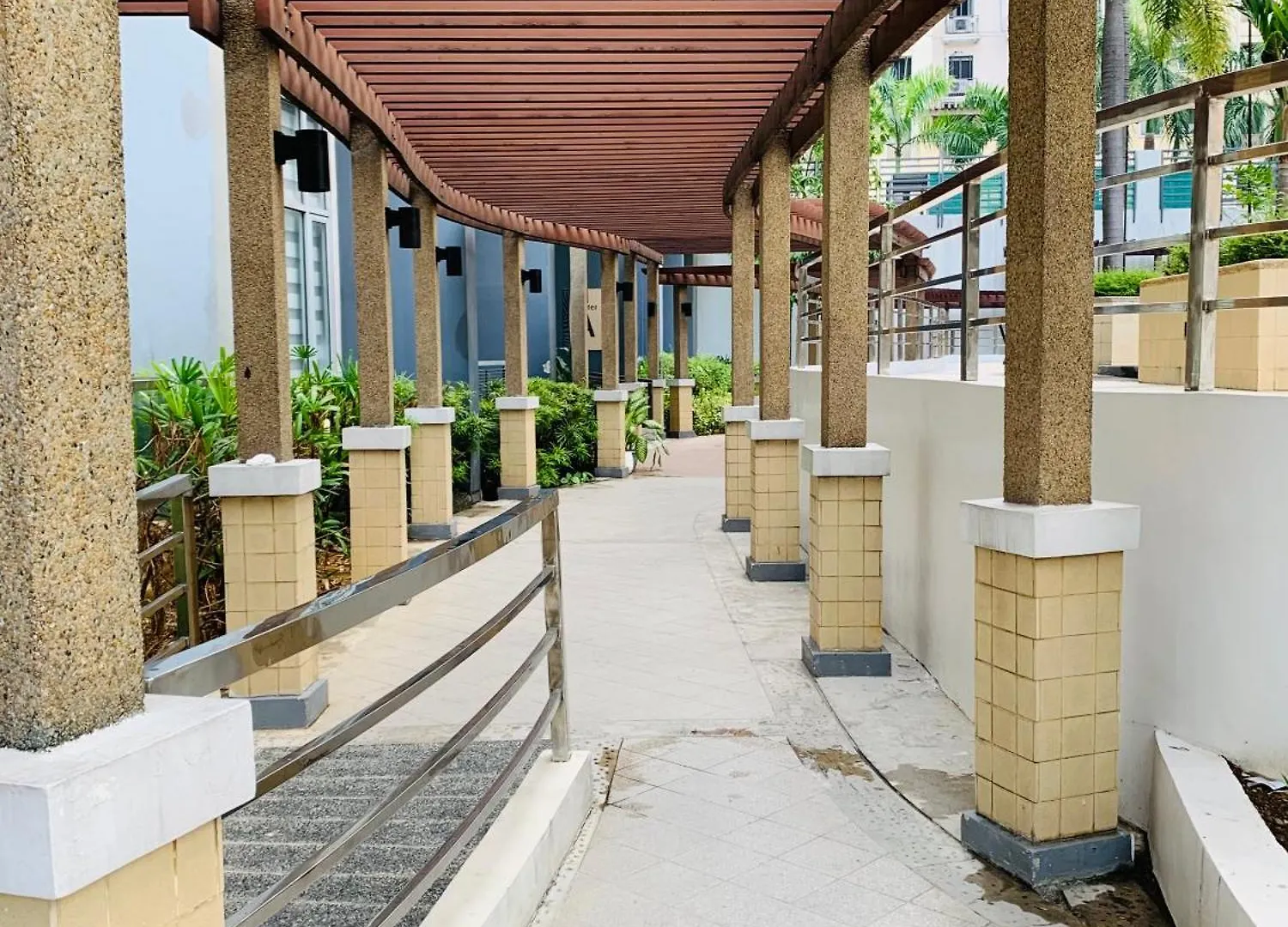 Apartment One Palm Tree Villas Condominium - Studio 10Th-A Fl With Balcony - Across Terminal 3 Airport Manila