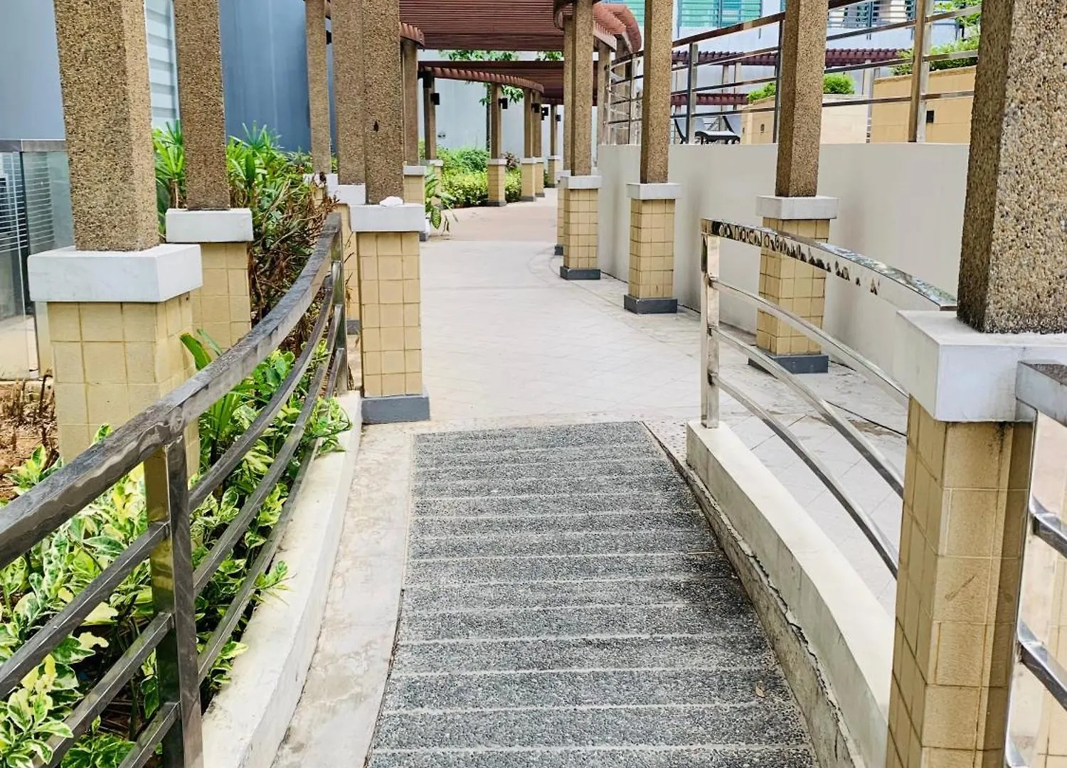 Apartment One Palm Tree Villas Condominium - Studio 10Th-A Fl With Balcony - Across Terminal 3 Airport Manila