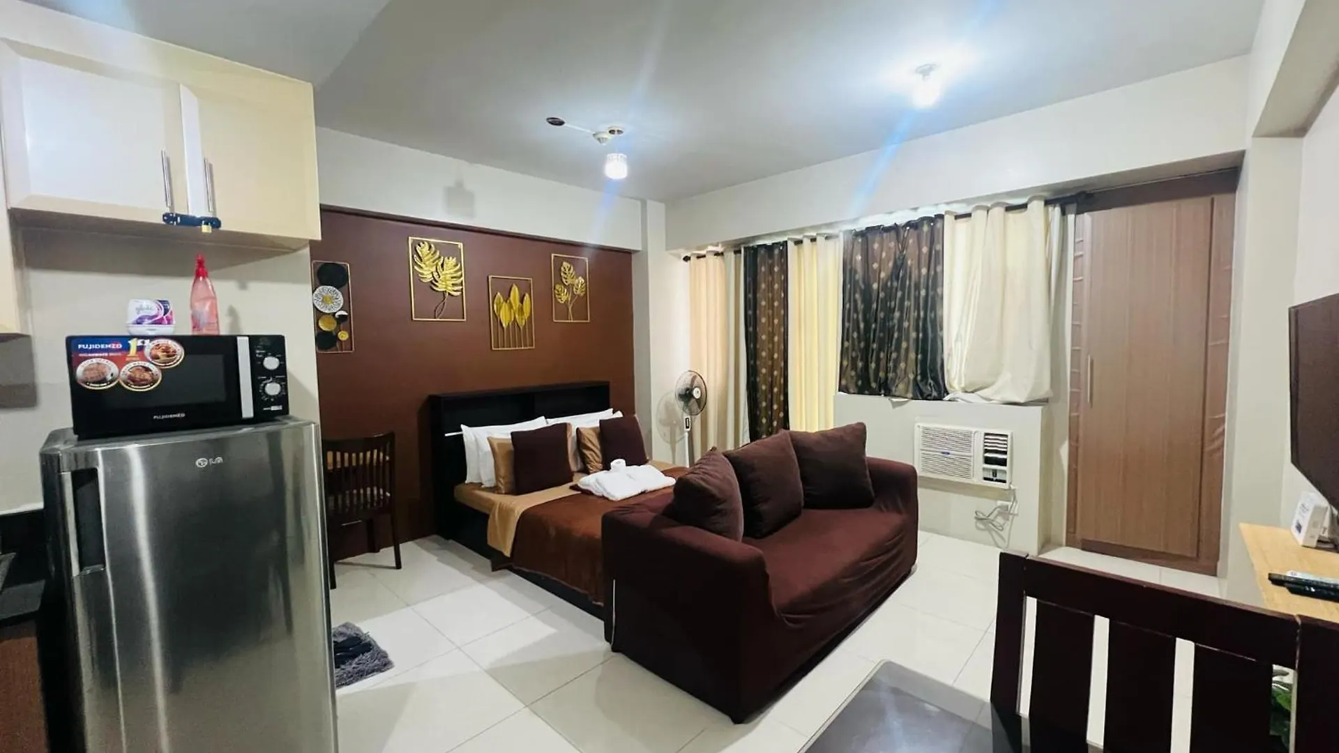 Apartment One Palm Tree Villas Condominium - Studio 10Th-A Fl With Balcony - Across Terminal 3 Airport Manila